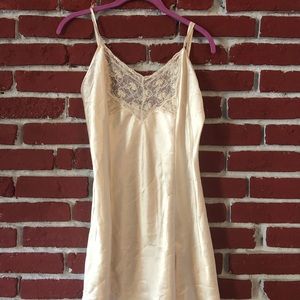 Lace 90s Victoria’s Secret slip dress